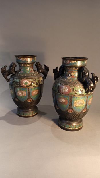 null Pair of baluster vases in copper alloy and champlevé enamels, with polychrome...