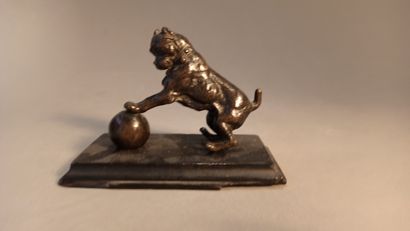 null Ecole française du XIXème
Chien jouant 
Bronze à patine brune. 
H. 7 cm