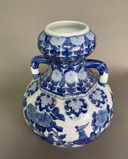 null Vase de forme double gourde à décor en bleu sous couverte de phénix, pivoines...