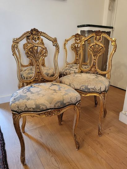 null Suite de quatre chaises en bois doré et sculpté de palmettes, acanthes et coquilles....