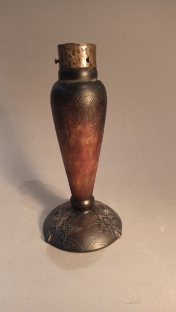 null DAUM
Baluster-shaped lamp base on a pedestal. Proof of industrial print realized...