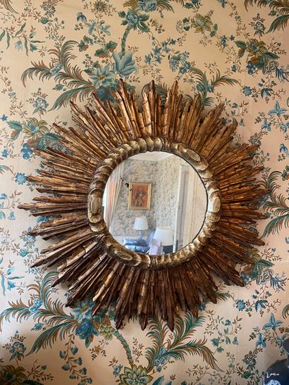 null Miroir circulaire dans un encadrement en bois doré sculpté à l'imitation du...