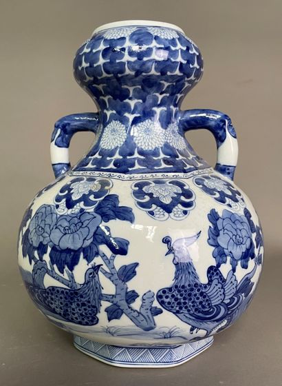 null Vase of double gourd form with decoration in blue underglaze of phoenix, peonies...