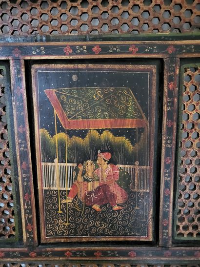 null Four-leaf screen in openwork wood with painted Indian subjects.
Each leaf :...