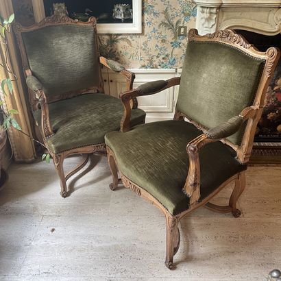 null Pair of armchairs with flat backs in natural wood molded and carved with flowers....