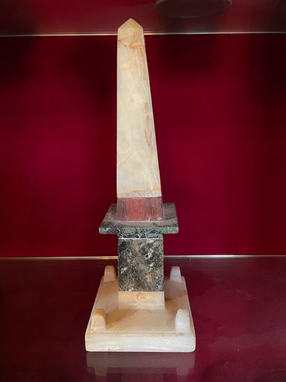null Obelisk in marble and alabaster. 
H. 36,5 cm 
Small chips