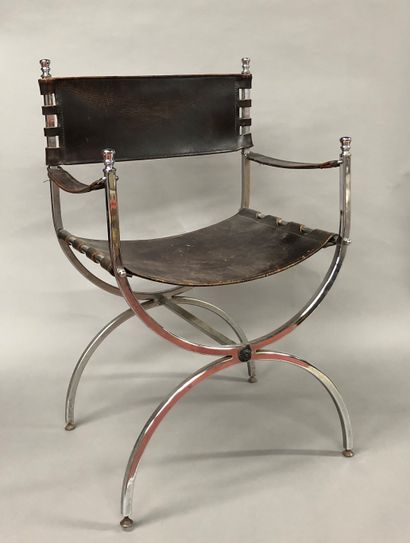 null TRAVAIL FRANÇAIS 1970
Paire de fauteuils en métal chromé, piètement en arc de...