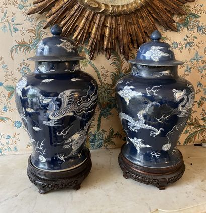 null Two covered porcelain potiches with blue background. 
CHINA
H. 49 cm 
Accidents,...