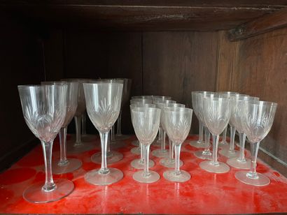 null Partie de service de verre en cristal taillé comprenant 9 verres à eau, 7 verres...