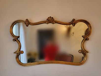 null Deux miroirs de forme mouvementée en bois patiné à décor d'une coquille.
109...