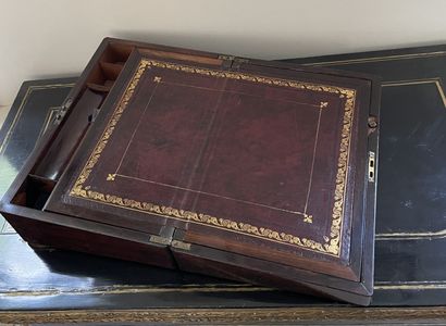 null Writing case in rosewood, interior covered with gilded leather.
19th century.
12,5...