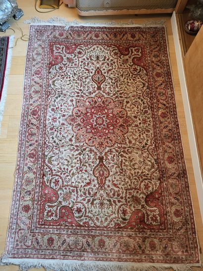 null Lot including 4 carpets :
- an Ispahan carpet in wool and silk. 170 x 106 cm
-...