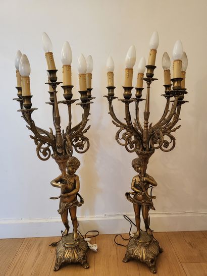 null Paire de candelabres en bronze doré à décor d'enfants portant sept bras de lumière.
H....