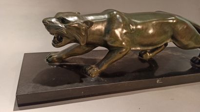 null School of the XXth century 
Merchant tiger
Bronze with green patina.
Black marble...