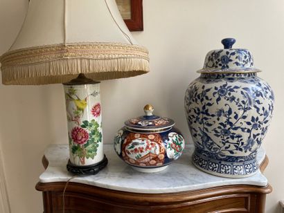 null Lot de quatre vases en porcelaine émaillée polychrome dont une potiche en bleu-blanc,...