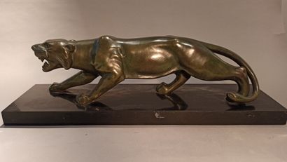 null Ecole du XXème siècle 
Tigre marchand
Bronze à patine verte.
Socle en marbre...