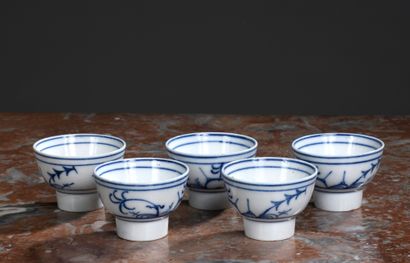 null Cinq petits bols à piédouche en porcelaine blanc-bleu.
Marque de Locré. 
XVIIIème...