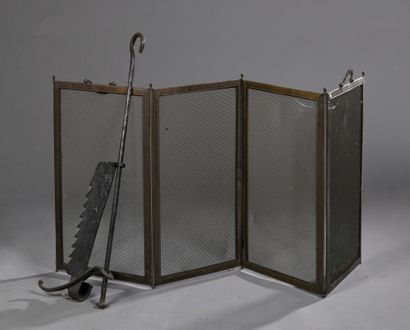 null Wrought iron rack.
Brass mantelpiece with four gridded leaves.