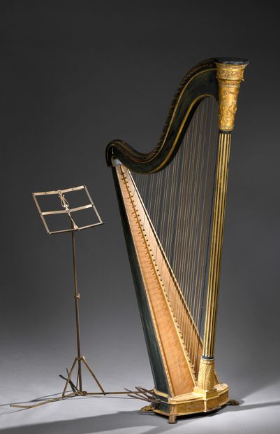 null Harpe en bois laqué noir et or à montant en colonne cannelée à décor d'une frise...