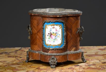 null Four-lobed refreshment stand in veneer wood decorated with a cartouche in porcelain...