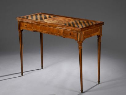 null Table with fourteen games in rosewood veneer inlaid with simulated flutes. It...