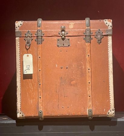 null Trunk with wood reinforcements. Carries a cartouche "Malles Lavoet 175 BD Haussman...