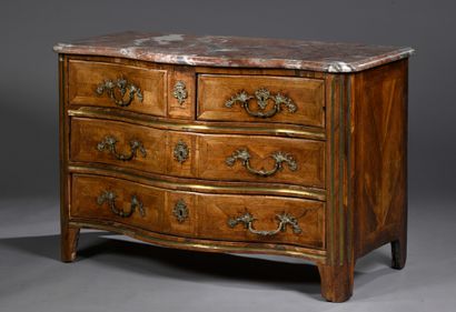 null Chest of drawers with curved front in rosewood veneer opening to four drawers...