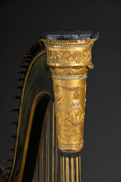 null Harpe en bois laqué noir et or à montant en colonne cannelée à décor d'une frise...
