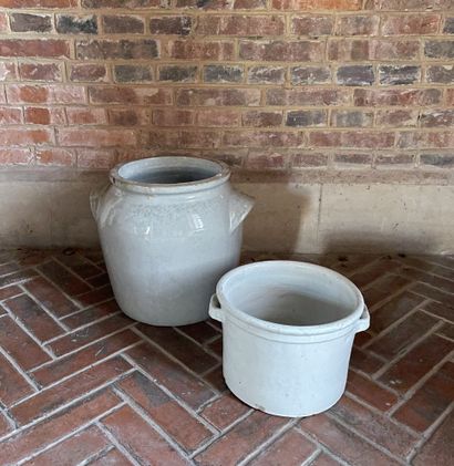 null Deux pots en céramique émaillée. 
H. 32 et 18 cm