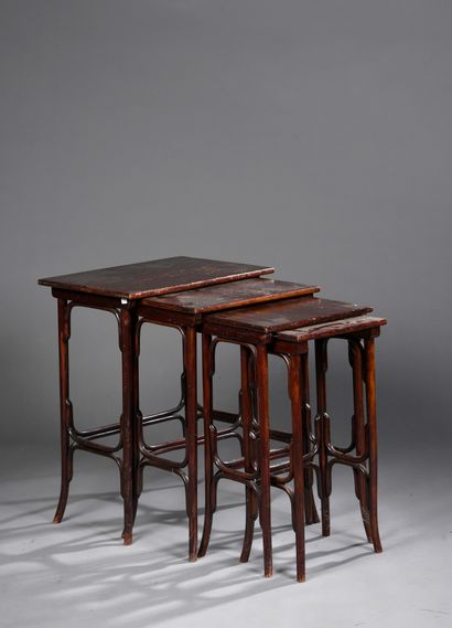 null Quatre tables gigognes en bois courbé.
Autriche, vers 1900
La plus grande :...