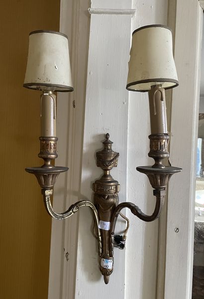 null Paire d'appliques à deux lumières en bronze doré.
Style Louis XVI
Haut. : 29...