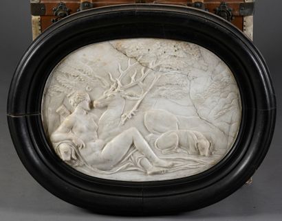 null Haut relief ovale en marbre blanc sculpté.
Diane et Actéon.
Epoque Renaissance...