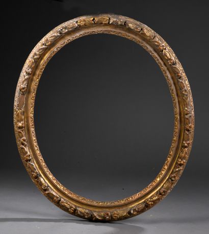 null Oval frame in gilded wood and carved with a frieze of flowers and laurel leaves....