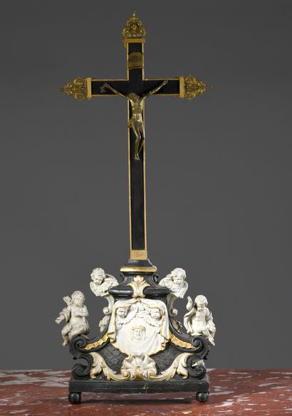 null Crucifix in gilt bronze. The base in black, white and gilded lacquered wood...
