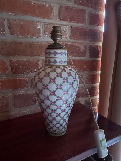 null Vase en porcelaine à décor de croisillons de roses, monté en lampe.
H. 25 cm
Usure...