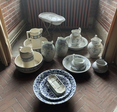 null Lot including a set of earthenware and porcelain bowls. 
We joined a seat bath...
