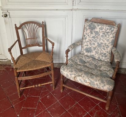 null Deux fauteuils en bois naturel et assise paillée.
Début du XIXème siècle.
A...