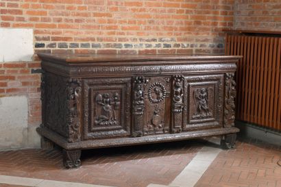 null Large oak chest richly molded and carved with three panels: "Annunciation",...