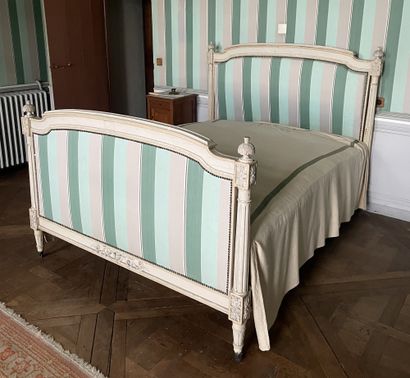 null Double bed in carved wood and relacquered cream with asymmetrical bedsides in...