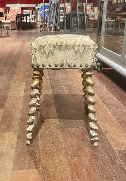 null Round piano stool in relacquered wood and carved with flowers.
Seat upholstered...