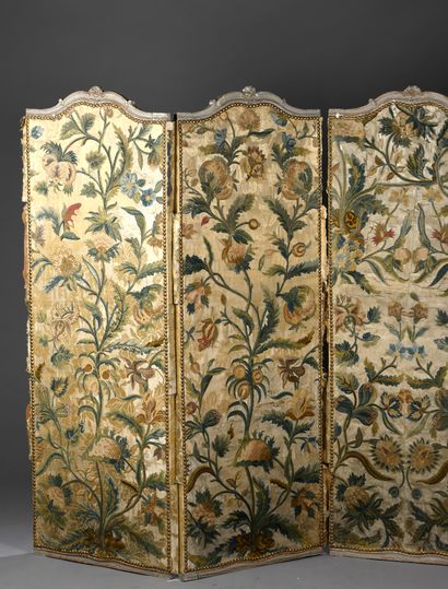 null Screen with six leaves in grey relacquered beech molded and carved with flowers....
