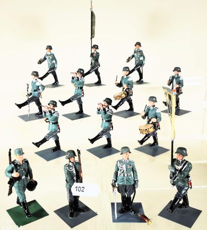 null ALYMER: Fourteen German WWII figures at parade pace and stationary.