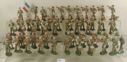 null QUIRALU – 1950 2ème Guerre Mondiale : Infanterie au défilé, en calot rouge –...