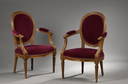 null Pair of cabriolet armchairs with medallion back in beech and walnut. Fluted...
