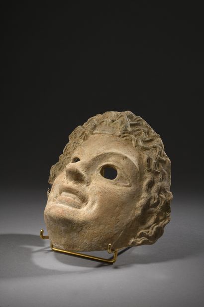 null MASK OF COMEDY. 
Terracotta. 
Roman art. 
Accidents. 
H. 19 cm