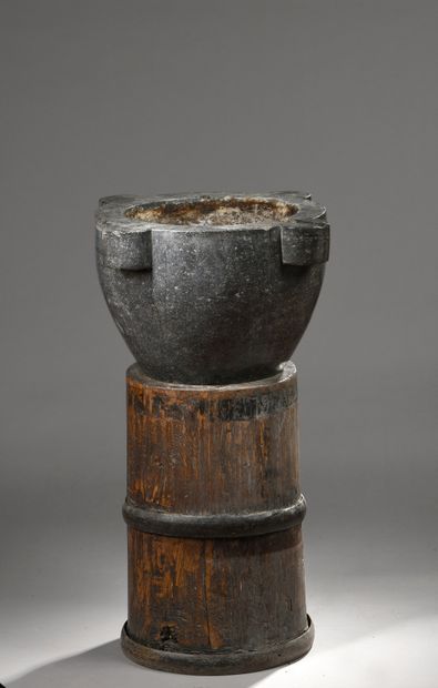 null IMPORTANT BLACK MARBLE MORTAR with four handles, on a cylindrical wooden base...