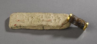 null CYLINDER SEAL engraved with a fight with a bull. 
Agate and gold. 
Near East,...