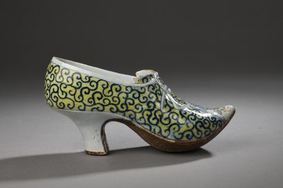 null DELFT (kind of)
Earthenware SOULIER with polychrome decoration of flowers and...
