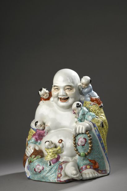 null SUJET en porcelaine émaillée polychrome figurant Budai accompagné d’enfants....