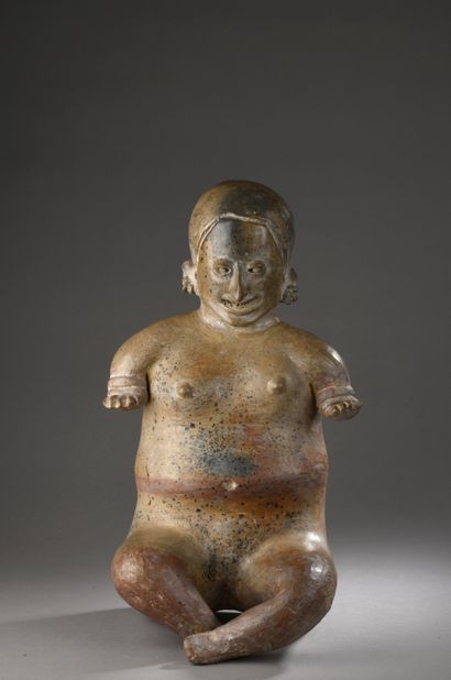 null WOMAN SITTING WITH HER LEGS FOLDED.
The head is girded with a headdress that...